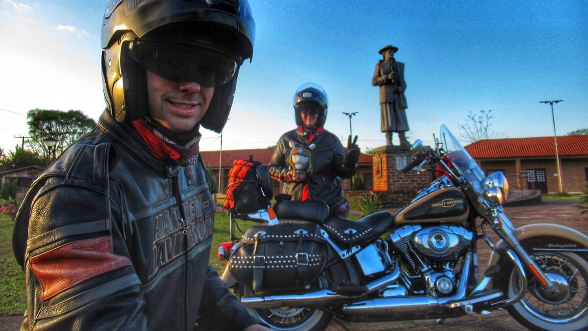 Moto Harley-Davidson em frente ao Monumento ao Payador Jayme Caetano Braun, em São Luiz Gonzaga, Rio Grande do Sul, Brasil, durante a Moto Expedição 2019.