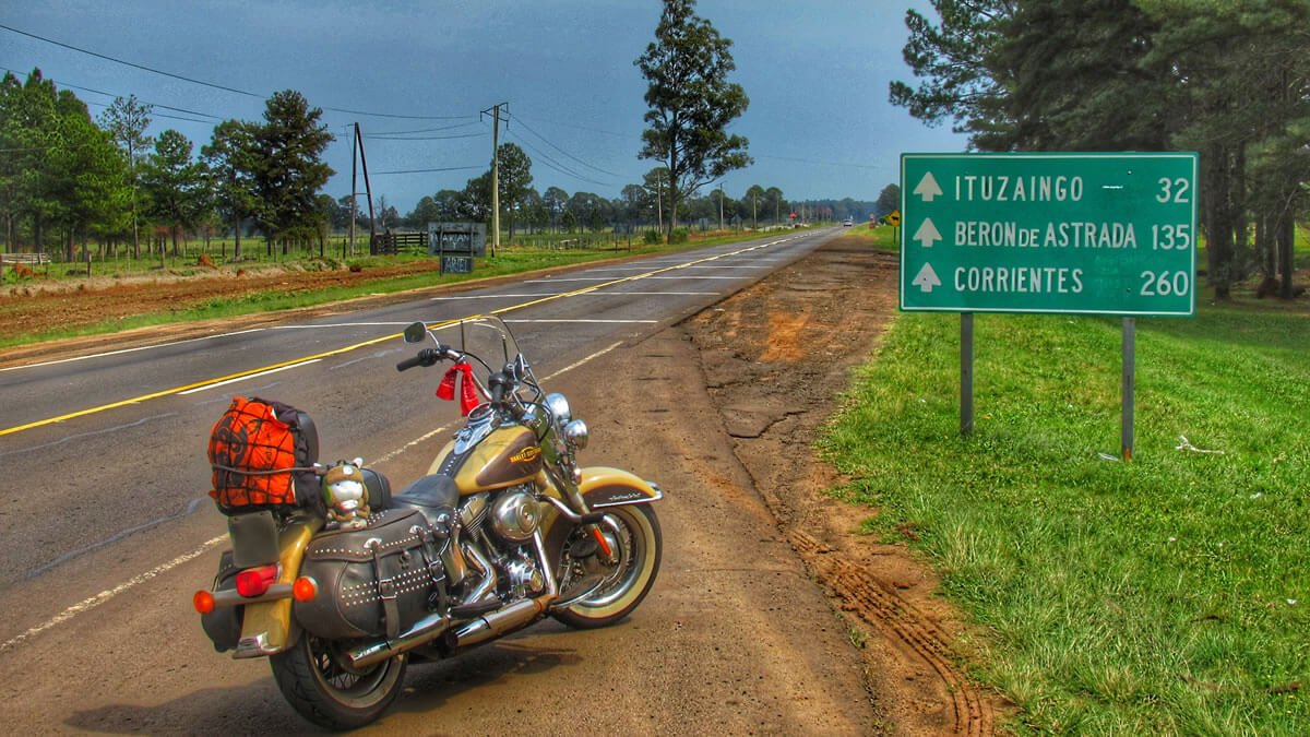 Moto Harley-Davidson parada na Ruta Nacional 12, província de Corrientes, Argentina, durante viagem do Brasil à Argentina.