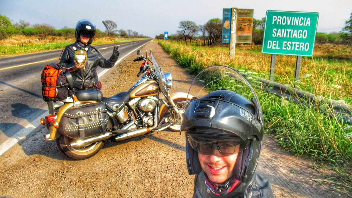 Moto Harley-Davidson parada na Ruta Nacional 16, cruzando Santiago del Estero, Argentina, durante uma aventura de viagem de moto.