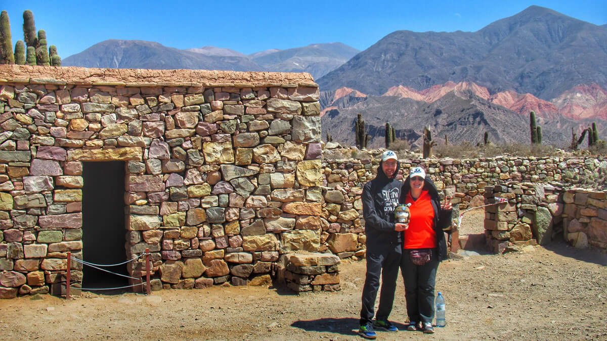 Vista do Centro Ceremonial La Iglesia, parte do sítio arqueológico Pucará de Tilcara, em San Francisco de Tilcara, Jujuy, Argentina. Imagem capturada em um dia ensolarado com céu azul, no coração da Quebrada de Humahuaca.