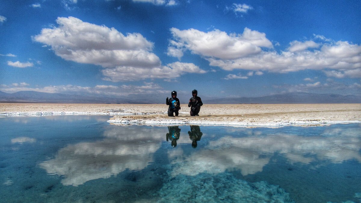 Ojo del Salar nas Salinas Grandes da Argentina: cratera natural com água transparente refletindo o céu azul em meio ao deserto branco de sal, na província de Jujuy.