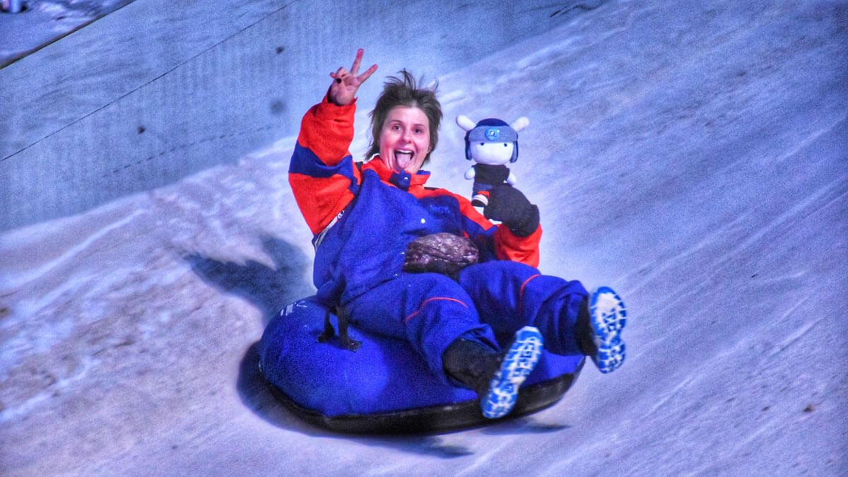 Sayo e FredLee se divertindo em uma descida de tubing na Montanha de Neve do Snowland, o único parque de neve indoor do Brasil, em Gramado, RS.