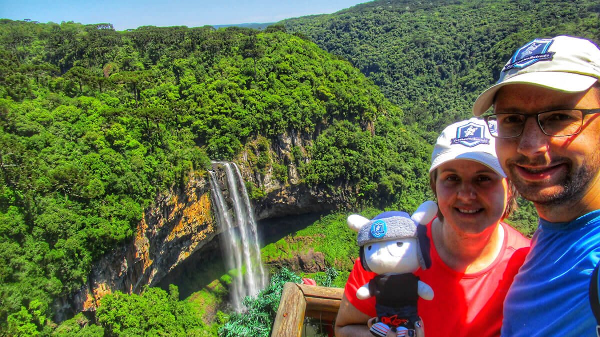 Vista do mirante principal do Parque do Caracol em Canela, RS, com a imponente Cascata do Caracol ao fundo, em um dia ensolarado na Serra Gaúcha.