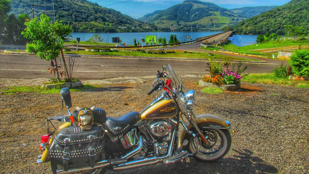 Imagem de uma moto Harley-Davidson no distrito de Goio-Ên, Chapecó - SC, conhecido como a Capital do Oeste Catarinense, em frente à confluência dos rios Uruguai, Passo Fundo e Lajeado Grande.