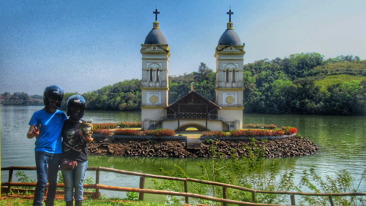 Imagem das torres da Igreja São Pedro Apóstolo de Itá, SC, destacando-se sobre o lago criado pelo represamento das águas do Rio Uruguai, evidenciando a cidade submersa.