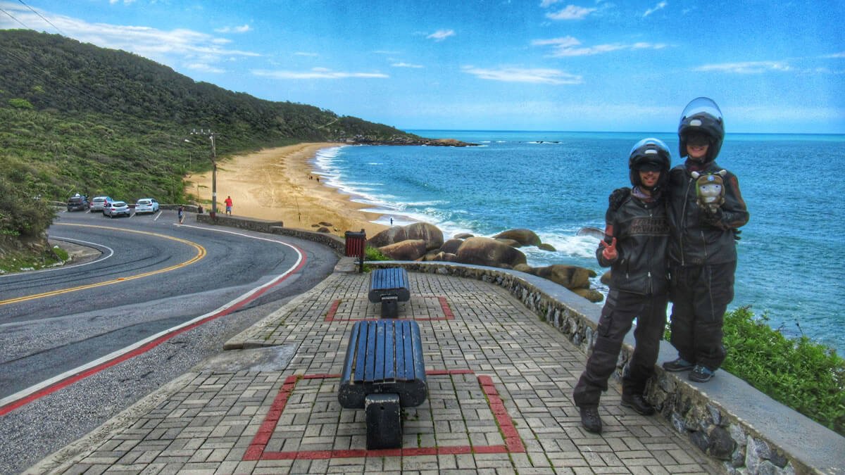 Vista da Rodovia Interpraias em Santa Catarina, com a estrada ladeada por uma praia paradisíaca.