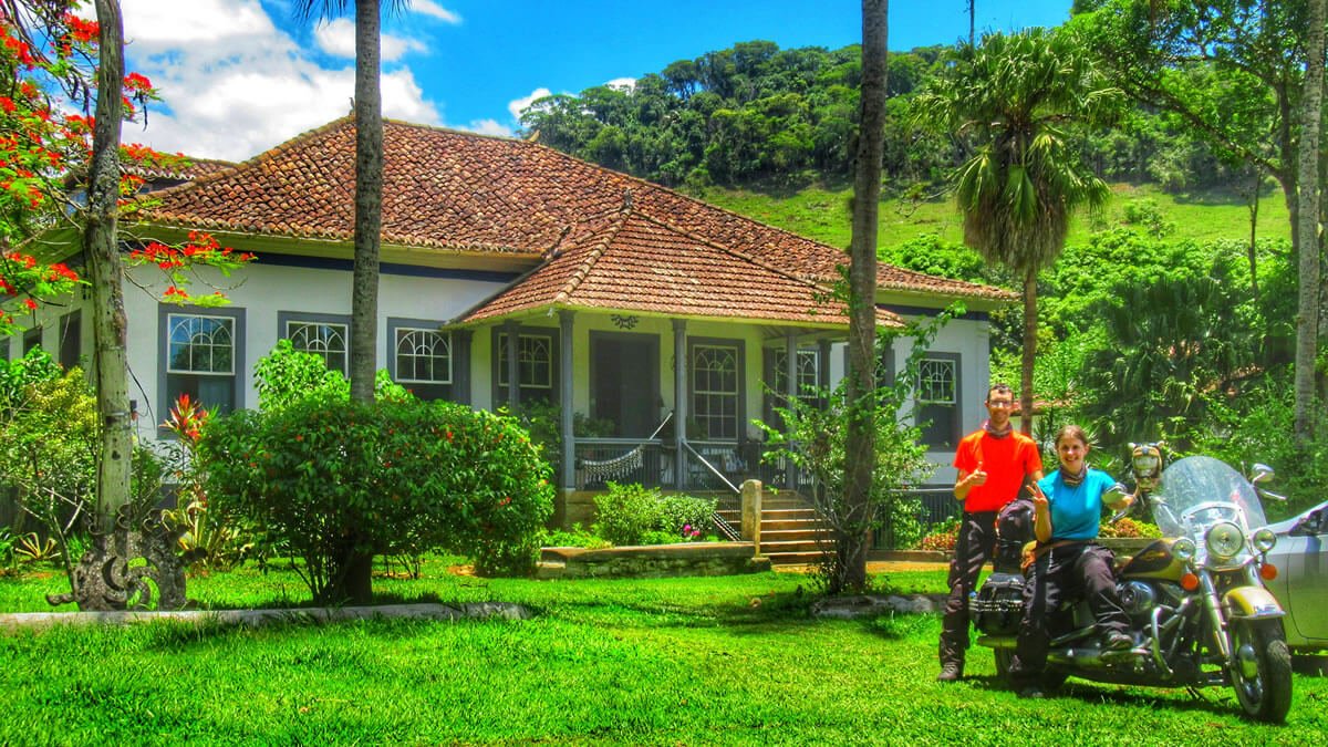 Fachada do casarão histórico da Fazenda dos Coqueiros, em Bananal, SP, destacando a arquitetura colonial preservada no Vale Histórico Paulista.