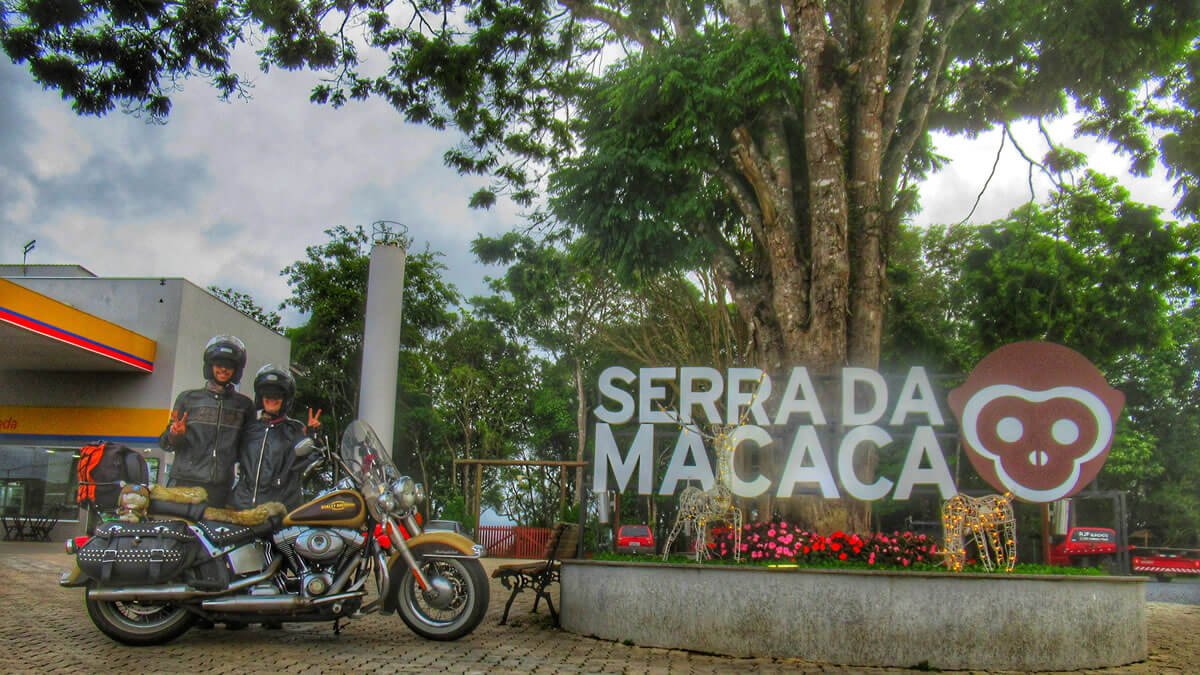 Motociclistas em frente ao letreiro da Estrada Parque Serra da Macaca no Parque Estadual Carlos Botelho, São Paulo.