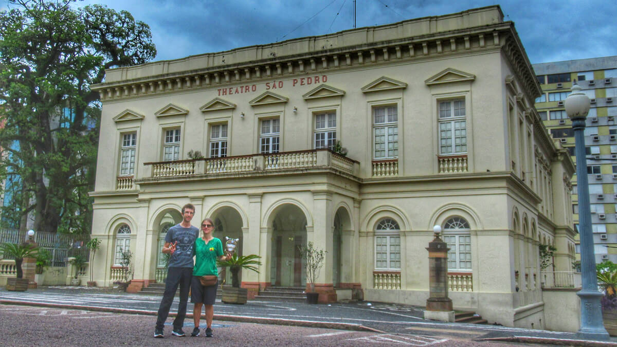 Captura da histórica fachada do Theatro São Pedro, datada de 1858, um marco cultural no coração do centro histórico de Porto Alegre, RS.