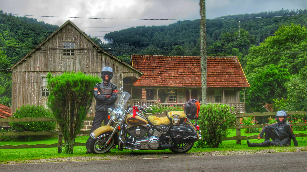 Captura de uma icônica Harley-Davidson estacionada diante da histórica Casa da Família Ferrari, um marco na Estrada Linha Bonita, no bucólico interior de Gramado - RS.