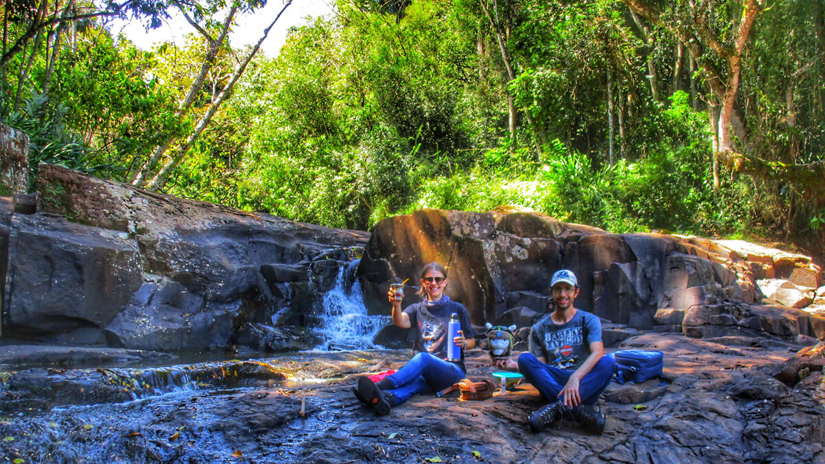 Imagem captura a beleza serena da cachoeira localizada no Parque da Cascata, um tesouro natural no coração de Peritiba, SC.