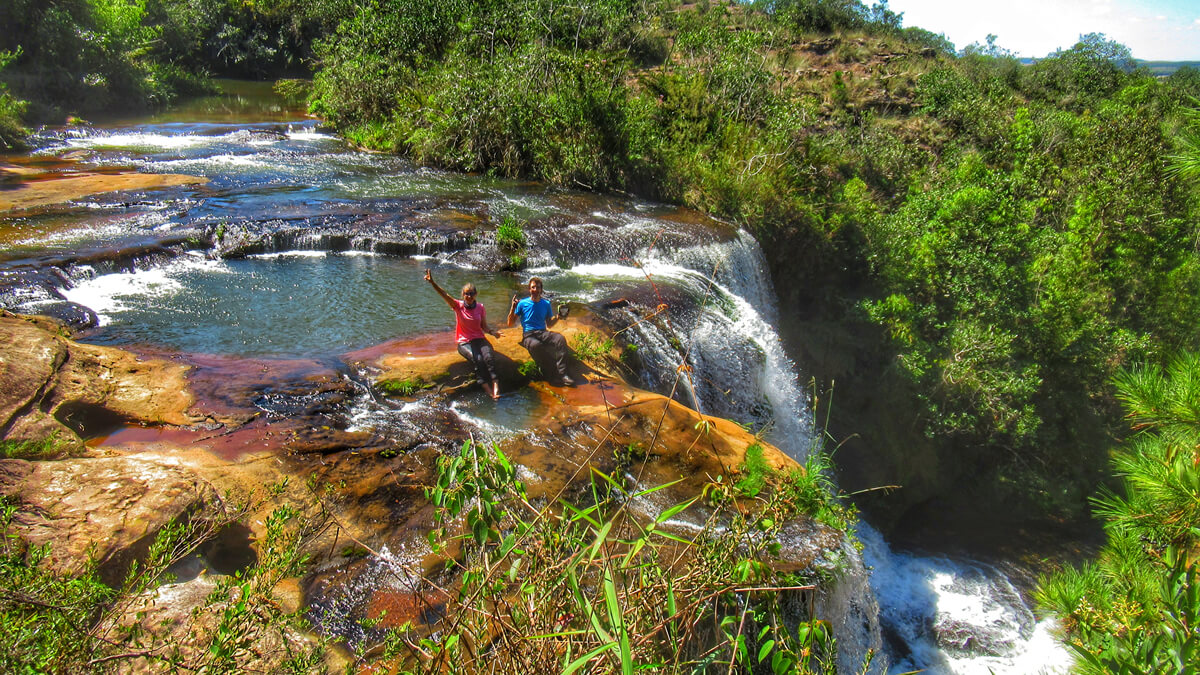Explore a beleza exuberante do topo da Cachoeira Salto Santa Rosa, cercada por piscinas naturais cristalinas, no Circuito do Barreiro, Tibagi - PR.