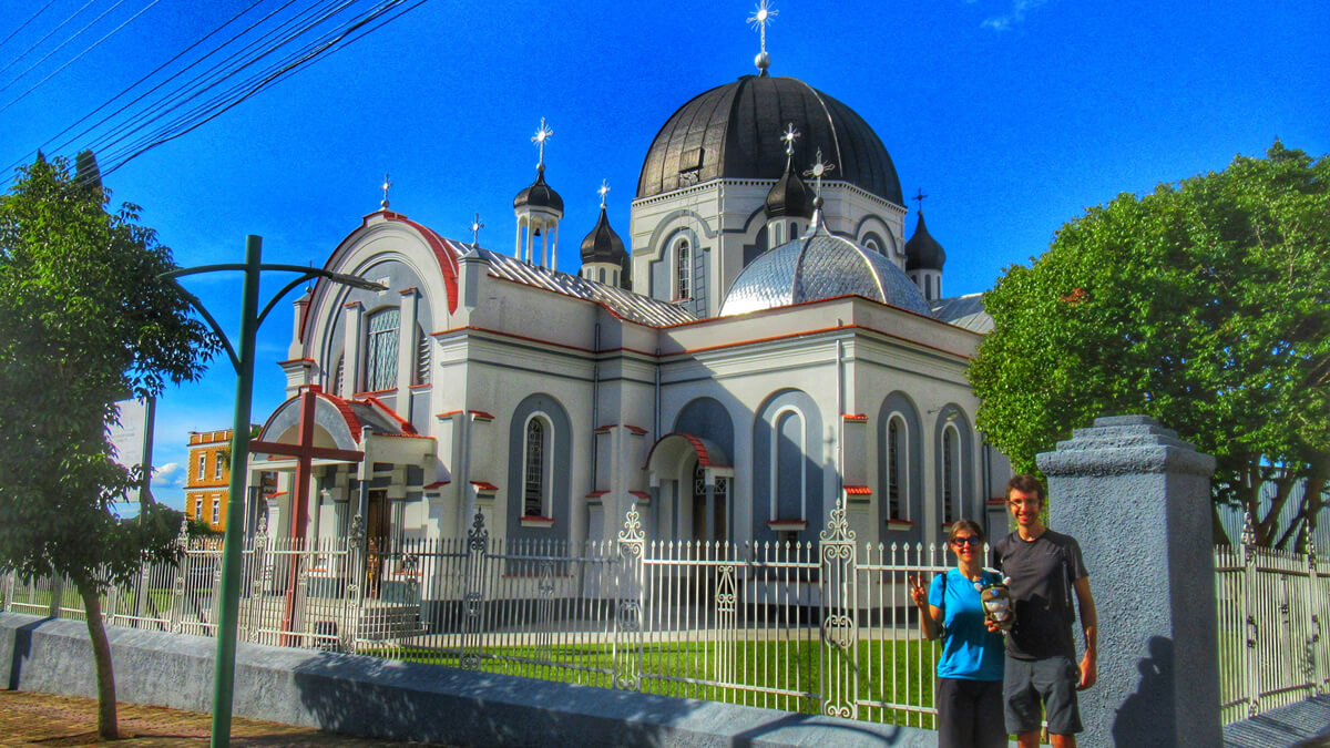 Capte a essência da Igreja São Josafat em Prudentópolis - PR, uma maravilhosa igreja ucraniana que se destaca no cenário urbano como um expoente da arquitetura.