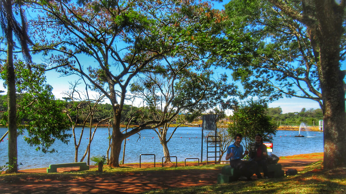 Panorama do Parque Ecológico Paulo Gorski, com seu exuberante verde, coração de Cascavel, PR, destacando-se como a principal reserva ecológica urbana do Sul do Brasil.