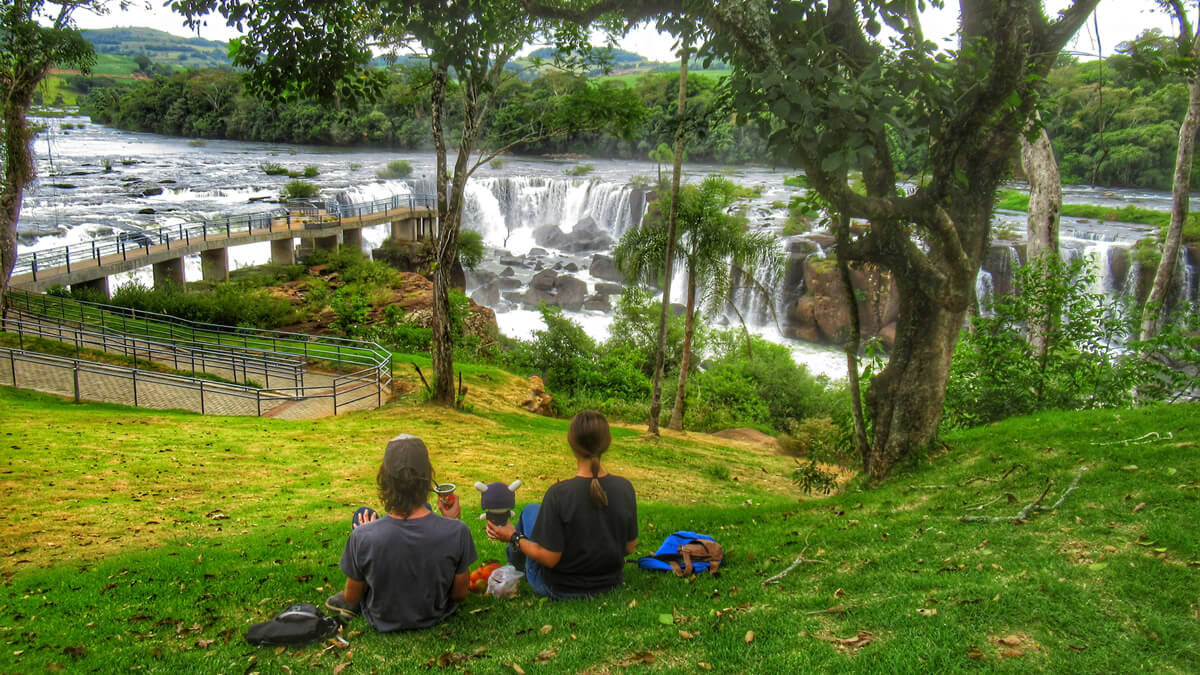 Esplêndida vista panorâmica das Cataratas do Salto Saudades, Quilombo, SC: um tesouro natural entre as mais espetaculares cachoeiras de Santa Catarina e do Brasil.