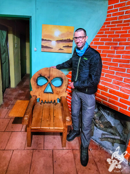 Cadeira de madeira com entalhe de caveira | Lago Merín - Río Branco - Cerro Largo - Uruguai | FredLee Na Estrada