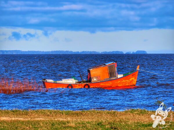 Barco de pesca artesanal em Lago Merín - Río Branco - Cerro Largo - Uruguai | FredLee Na Estrada