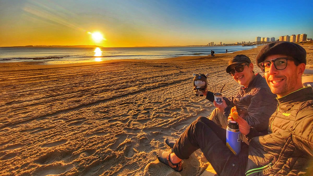 Pôr do sol espetacular sobre a Playa Mansa em Punta del Este, Uruguai. A imagem mostra as areias douradas e o céu vibrante ao entardecer, capturando a beleza natural deste famoso destino turístico.