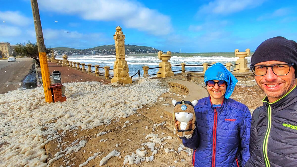 Vista da Rambla de los Argentinos em Piriápolis, Maldonado, Uruguai, com a orla coberta por espumas geradas pelo curioso fenômeno natural da Espuma do Mar.