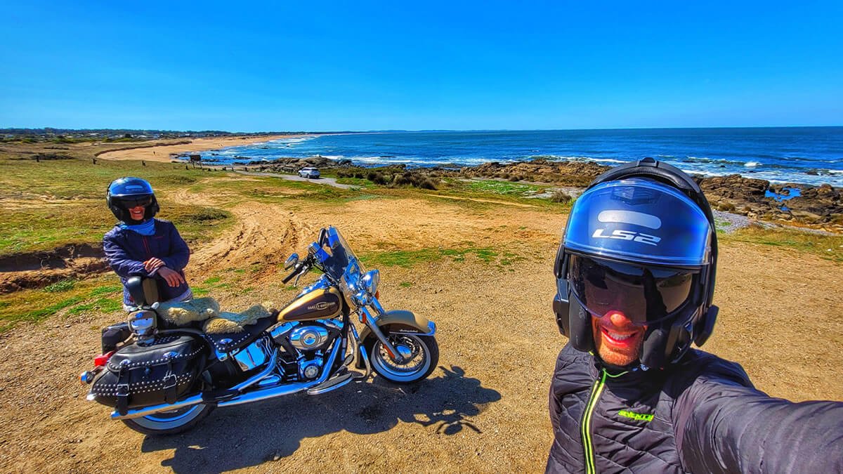 Formosa, uma moto Harley-Davidson, parada na deslumbrante Playa Punta Negra em Piriápolis, Maldonado, Uruguai, com céu azul e sol radiante.