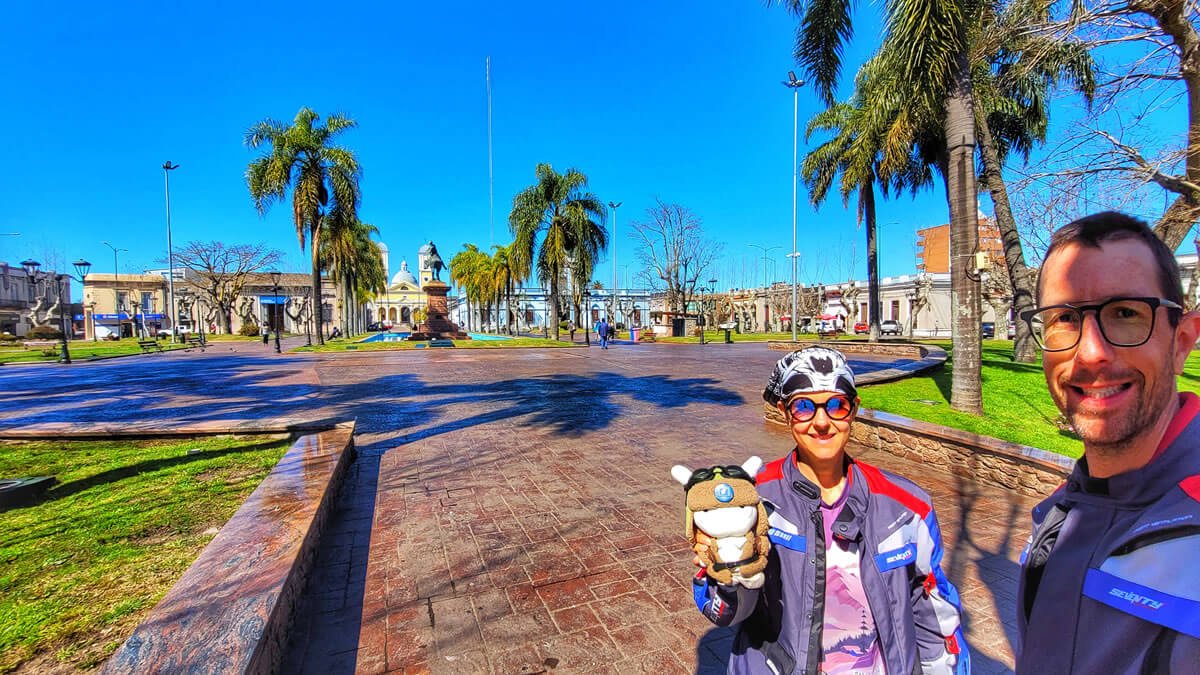Vista da Plaza Libertad, no centro de Minas, capital de Lavalleja, Uruguai, em dia ensolarado durante viagem de moto pelo centro histórico da cidade.