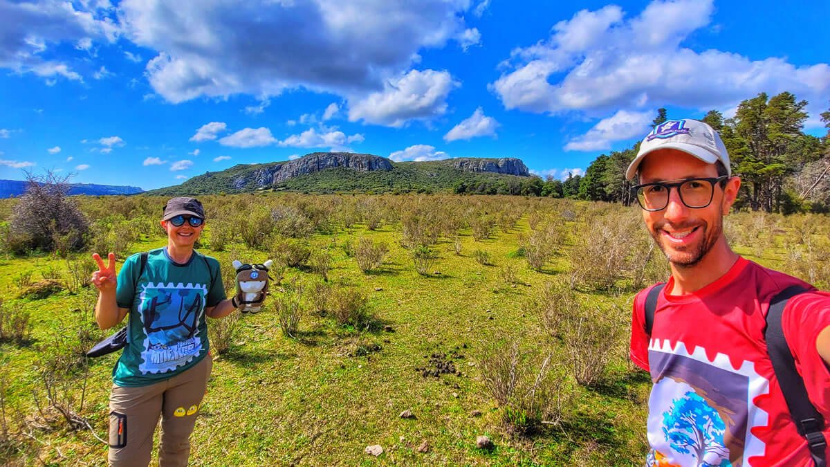 Viajantes durante trilha no Cerro Arequita, com vista da paisagem natural no Parque Nacional Arequita, em Minas, Lavalleja, Uruguai.