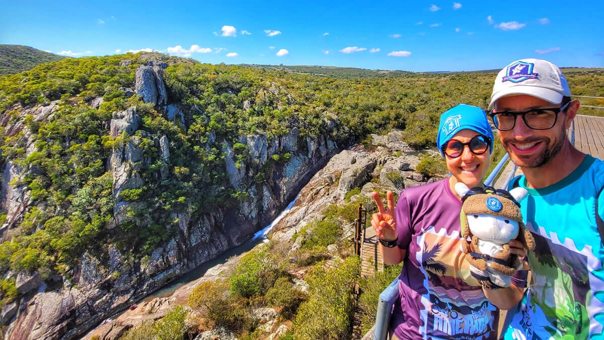 Mirante do Salto del Penitente em Lavalleja com casal e a maior cachoeira do Uruguai ao fundo.