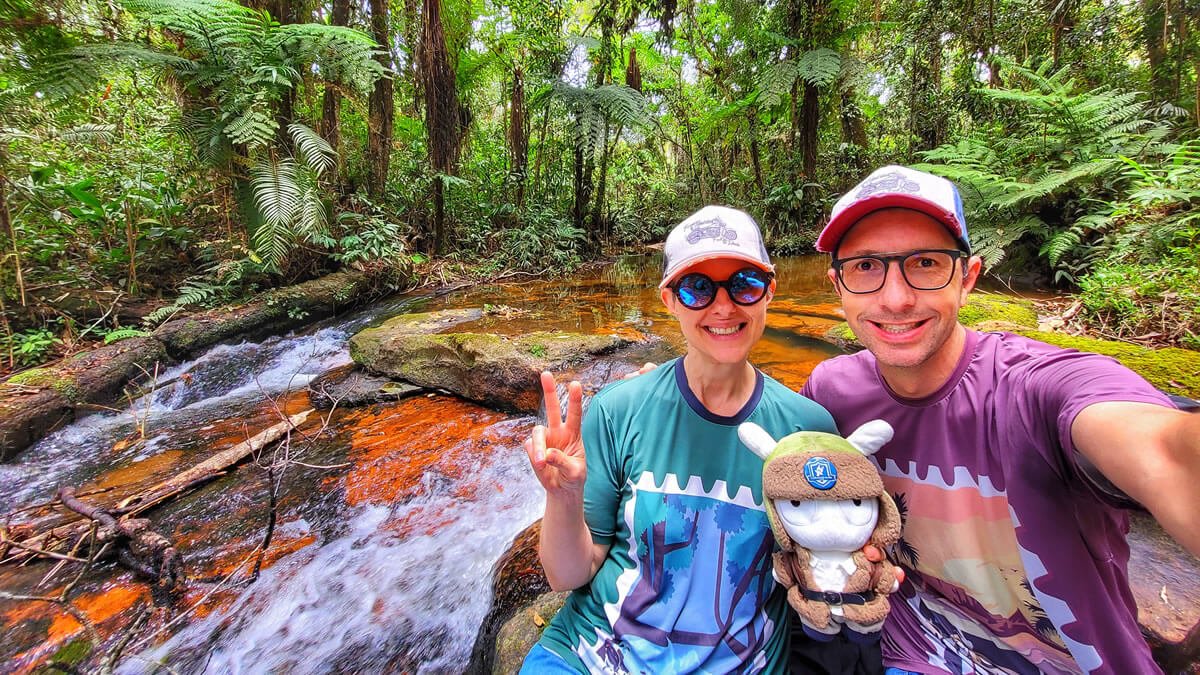 Casal na Trilha do Ariete ao lado de rio na Mata Atlântica no Parque Estadual do Rio Turvo
