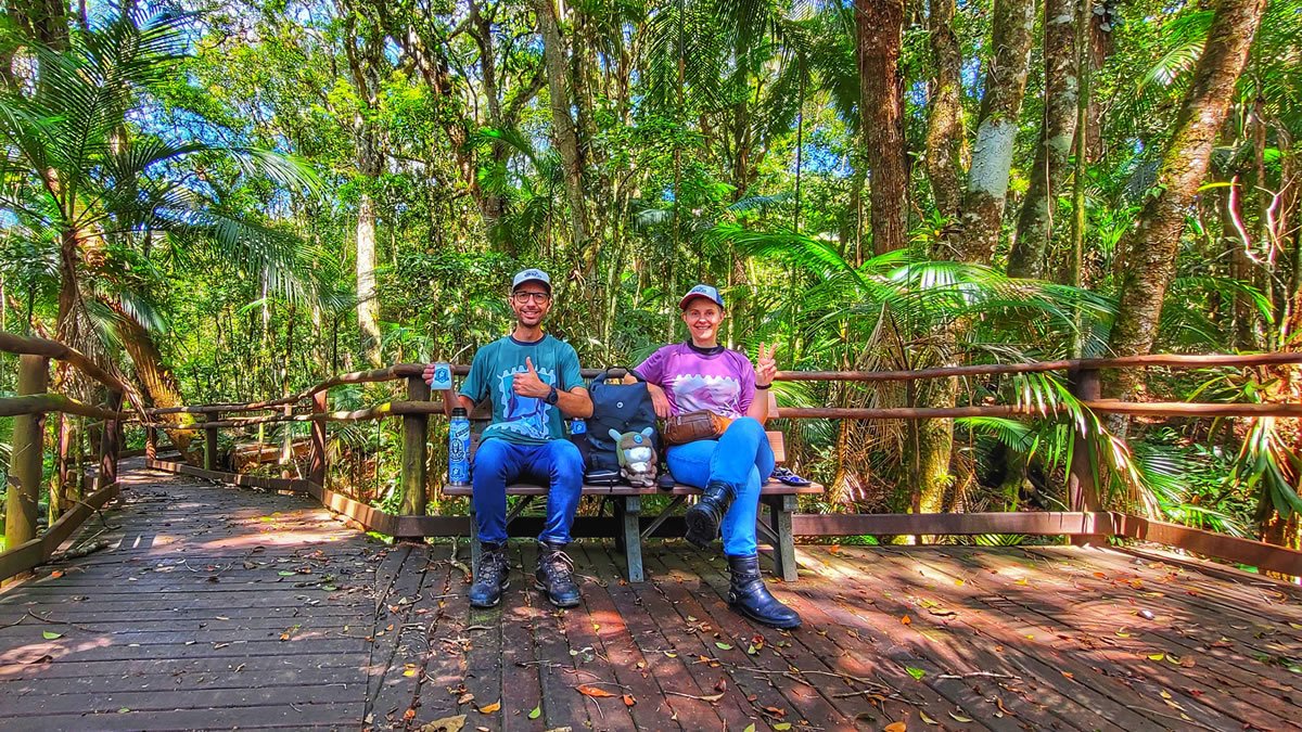 Visitantes fazendo piquenique em área de descanso nas trilhas autoguiadas do Núcleo São Miguel Arcanjo, no Parque Estadual Carlos Botelho (PECB), em meio à Mata Atlântica.