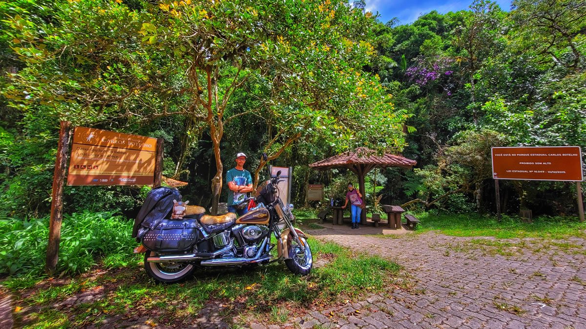 Motocicleta Harley-Davidson estacionada na Estrada-Parque Serra da Macaca (SP-139), no Parque Estadual Carlos Botelho, em São Paulo.