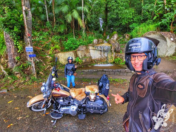 Harley-Davidson ao lado de uma cachoeira na Serra da Cabeça da Anta (SP-079) | Tapiraí - São Paulo - Brasil | FredLee Na Estrada Harley-Davidson ao lado de uma cachoeira na Serra da Cabeça da Anta (SP-079) | Tapiraí - São Paulo - Brasil | FredLee Na Estrada