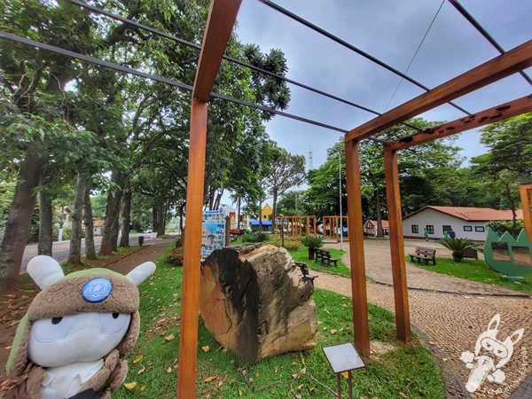 Praça dos Pioneiros, com pergolado de madeira, bancos e árvores, no centro de Holambra, São Paulo, Brasil. Foto: FredLee Na Estrada.