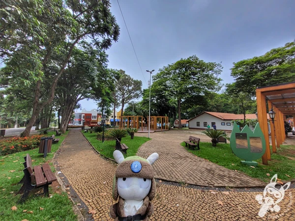 Praça dos Pioneiros, com pergolado de madeira, bancos e árvores, no centro de Holambra, São Paulo, Brasil. Foto: FredLee Na Estrada.