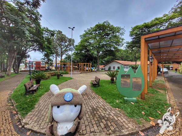 Praça dos Pioneiros, com pergolado de madeira, bancos e árvores, no centro de Holambra, São Paulo, Brasil. Foto: FredLee Na Estrada.