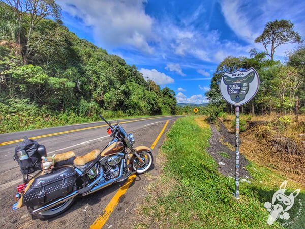 Harley-Davidson Heritage Softail Classic 2014 ao lado da placa da Rota Cerro do Leão na rodovia  PR-364 | Irati - Paraná - Brasil | FredLee Na Estrada