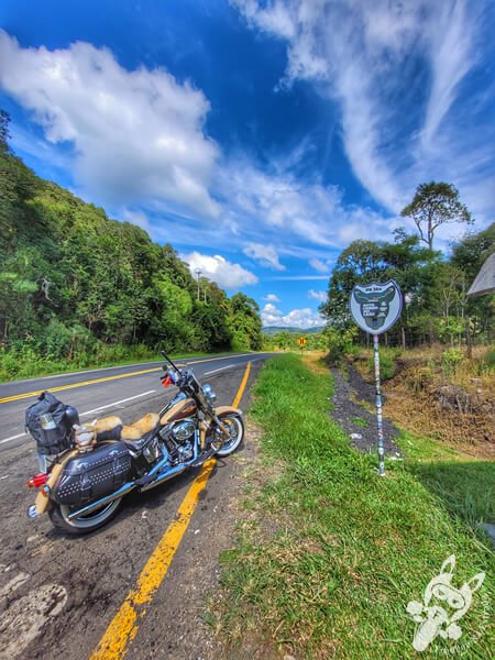 Harley-Davidson Heritage Softail Classic 2014 ao lado da placa da Rota Cerro do Leão na rodovia  PR-364 | Irati - Paraná - Brasil | FredLee Na Estrada
