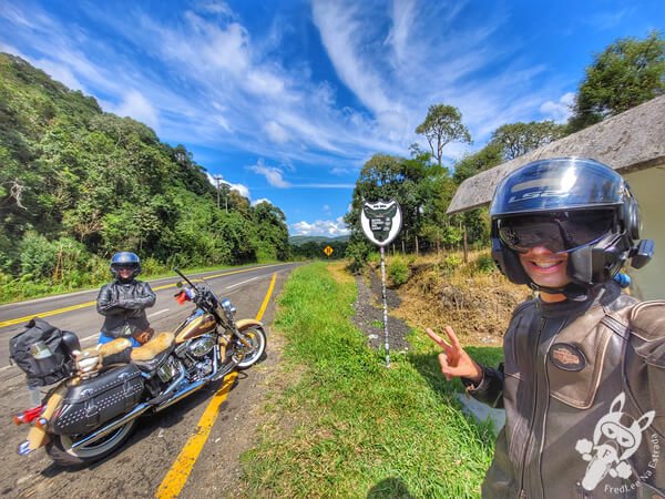 Harley-Davidson Heritage Softail Classic 2014 ao lado da placa da Rota Cerro do Leão na rodovia  PR-364 | Irati - Paraná - Brasil | FredLee Na Estrada