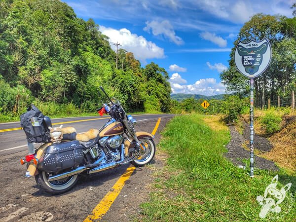 Harley-Davidson Heritage Softail Classic 2014 ao lado da placa da Rota Cerro do Leão na rodovia  PR-364 | Irati - Paraná - Brasil | FredLee Na Estrada