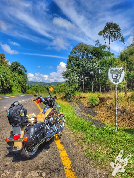 Harley-Davidson Heritage Softail Classic 2014 ao lado da placa da Rota Cerro do Leão na rodovia  PR-364 | Irati - Paraná - Brasil | FredLee Na Estrada