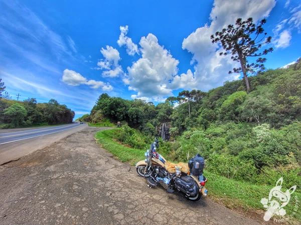 Harley-Davidson Heritage Softail Classic 2014 em frente à Cascata Rio das Pedras, em Guarapuava, Paraná, Brasil. Foto: FredLee Na Estrada.