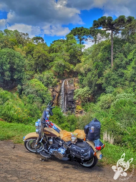 Harley-Davidson Heritage Softail Classic 2014 em frente à Cascata Rio das Pedras, em Guarapuava, Paraná, Brasil. Foto: FredLee Na Estrada.