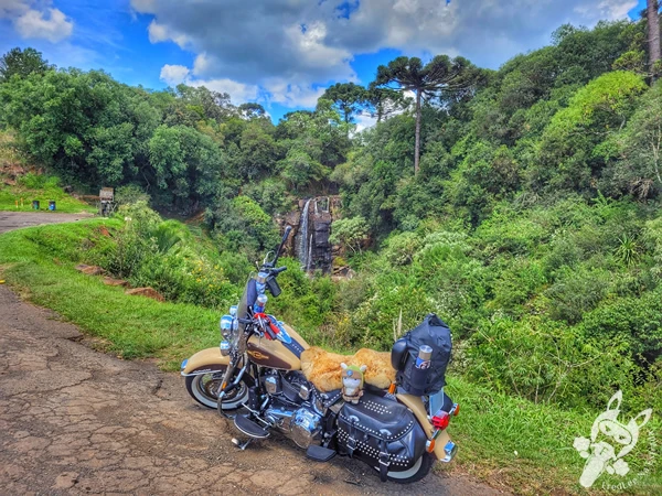 Harley-Davidson Heritage Softail Classic 2014 em frente à Cascata Rio das Pedras, em Guarapuava, Paraná, Brasil. Foto: FredLee Na Estrada.