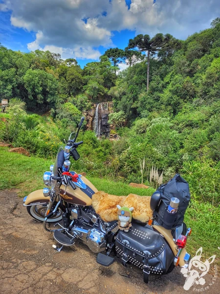 Harley-Davidson Heritage Softail Classic 2014 em frente à Cascata Rio das Pedras, em Guarapuava, Paraná, Brasil. Foto: FredLee Na Estrada.