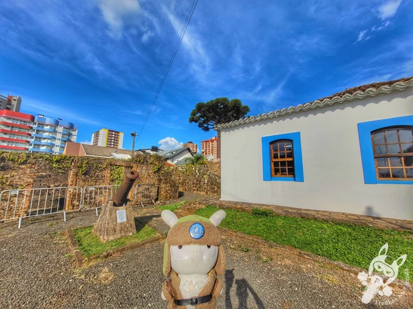 Canhão no Solar Casa do Visconde de Guarapuava, sede do Museu Municipal Visconde de Guarapuava, no centro histórico de Guarapuava, Paraná, Brasil. Foto: FredLee Na Estrada.