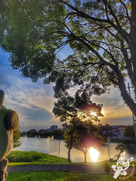 Pôr do sol no Parque do Lago, em Guarapuava, Paraná, Brasil. Foto: FredLee Na Estrada.
