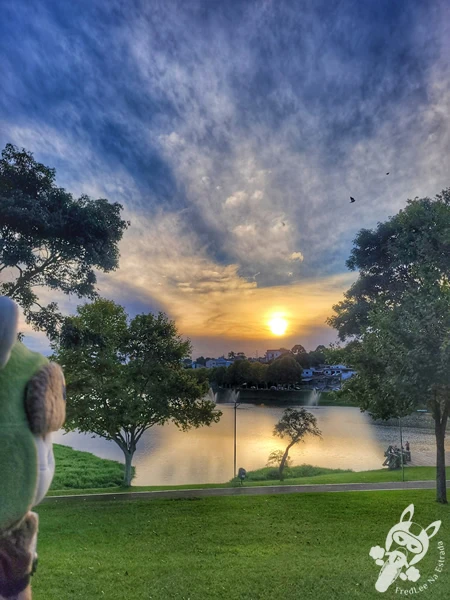 Pôr do sol no Parque do Lago, em Guarapuava, Paraná, Brasil. Foto: FredLee Na Estrada.
