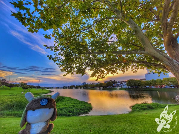 Pôr do sol no Parque do Lago, em Guarapuava, Paraná, Brasil. Foto: FredLee Na Estrada.