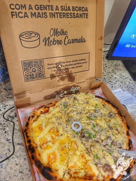 Pizza da Nobre Carmela Pizzaria, em Guarapuava, Paraná, Brasil. Foto: FredLee Na Estrada.