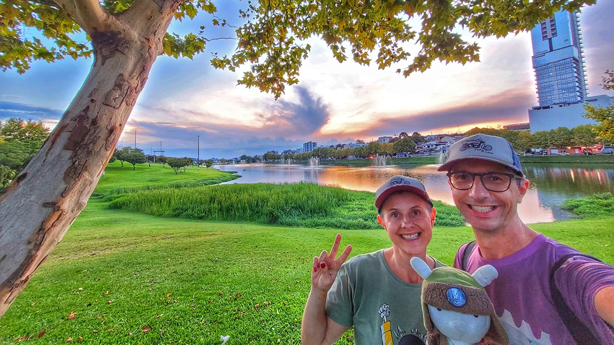 Casal no Parque do Lago em Guarapuava, Paraná, ao entardecer