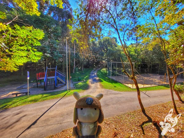 Área de lazer com playground e quadra esportiva de areia no Parque Municipal Barreirinha, em Curitiba, Paraná, Brasil. Foto: FredLee Na Estrada.